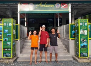 PADI Open Water students get certified by PADI dive instructor Thor